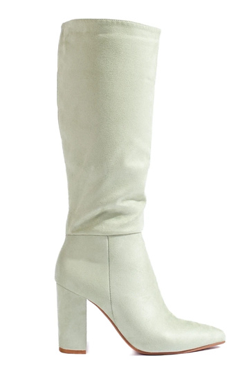 Botas largas confeccionadas...