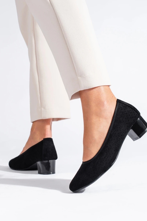 con elementos calados tacones altos...