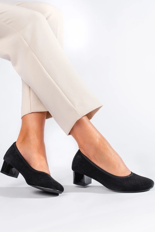 con elementos calados tacones altos...