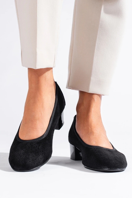 con elementos calados tacones altos...