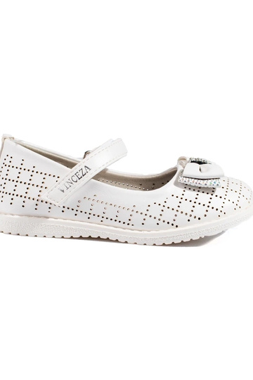 con elementos calados...