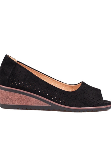 con elementos calados de...