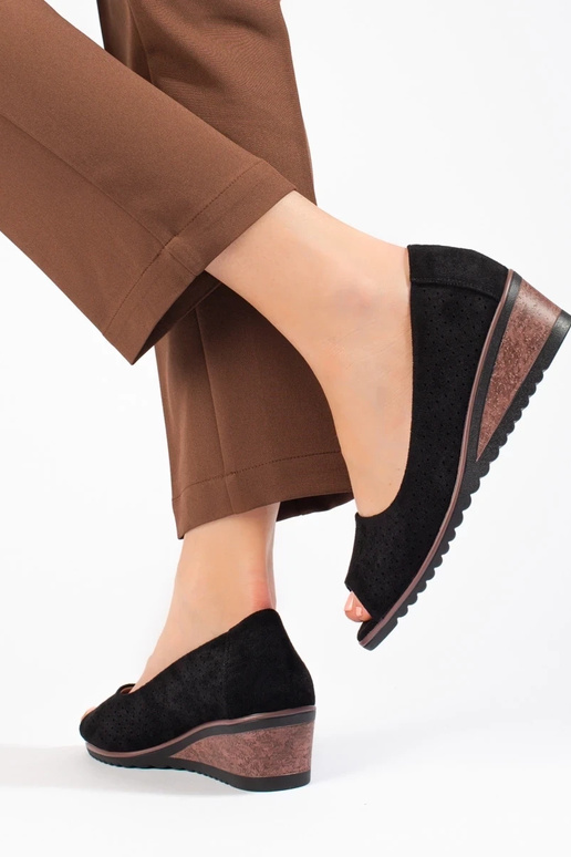 con elementos calados de ante tacones... con elementos calados de ante tacones...