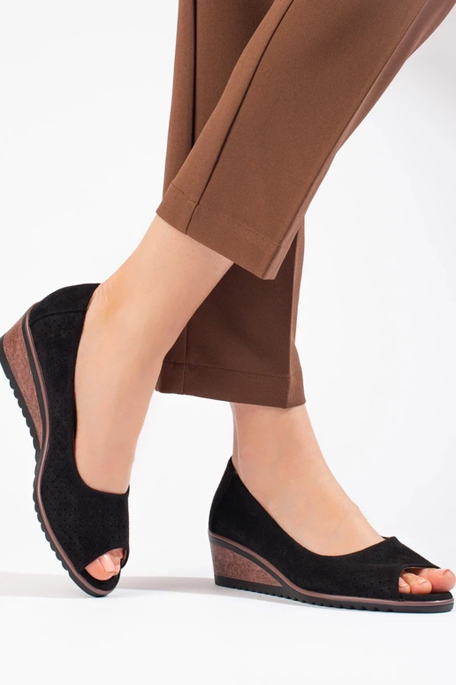 con elementos calados de ante tacones... con elementos calados de ante tacones...