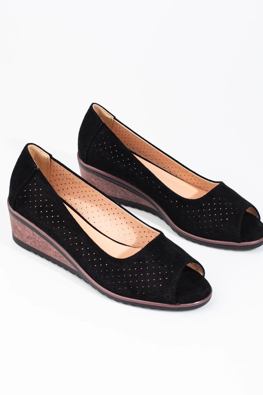 con elementos calados de ante tacones... con elementos calados de ante tacones...