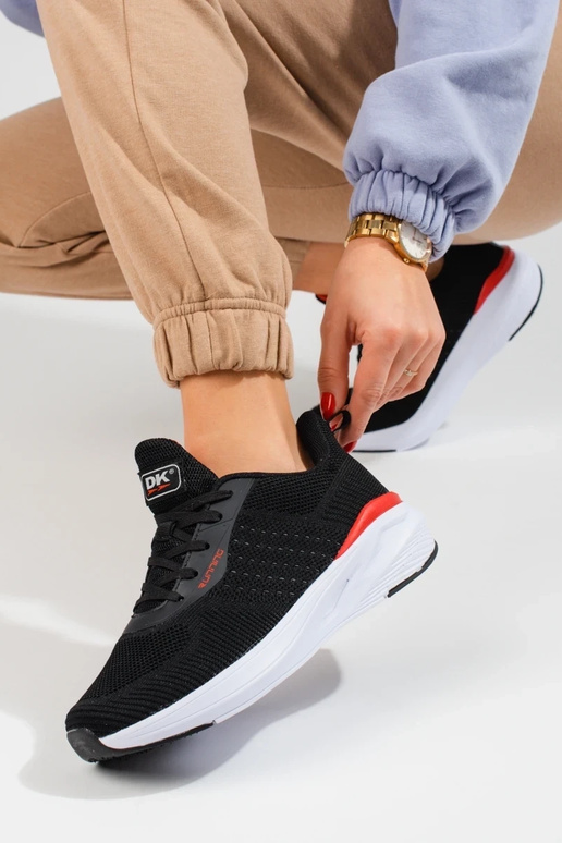 zapatos deportivos negros con tacón...