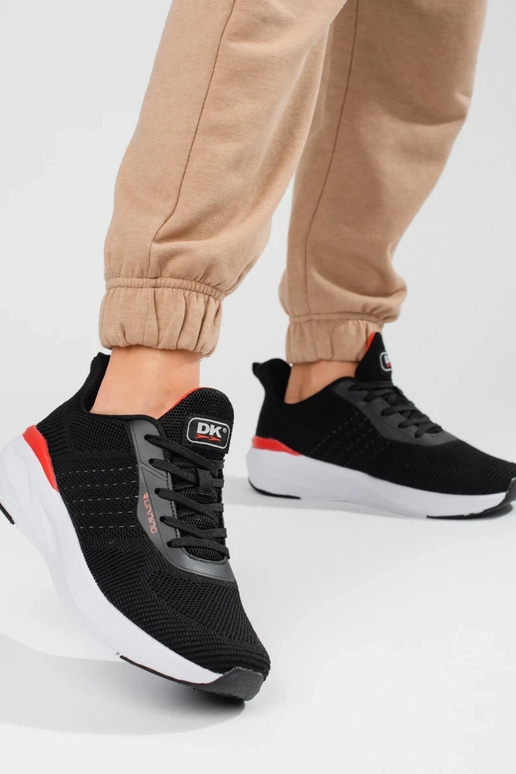 zapatos deportivos negros con tacón...