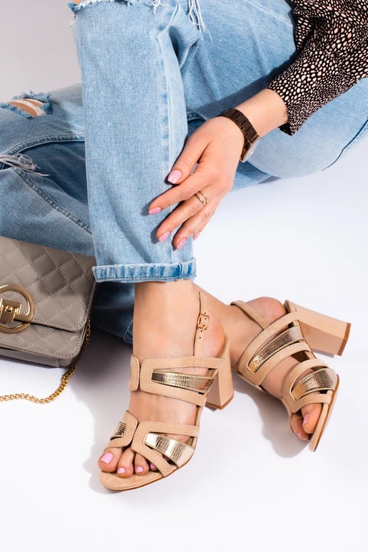 Sandalia con tacón color beige - Vineza