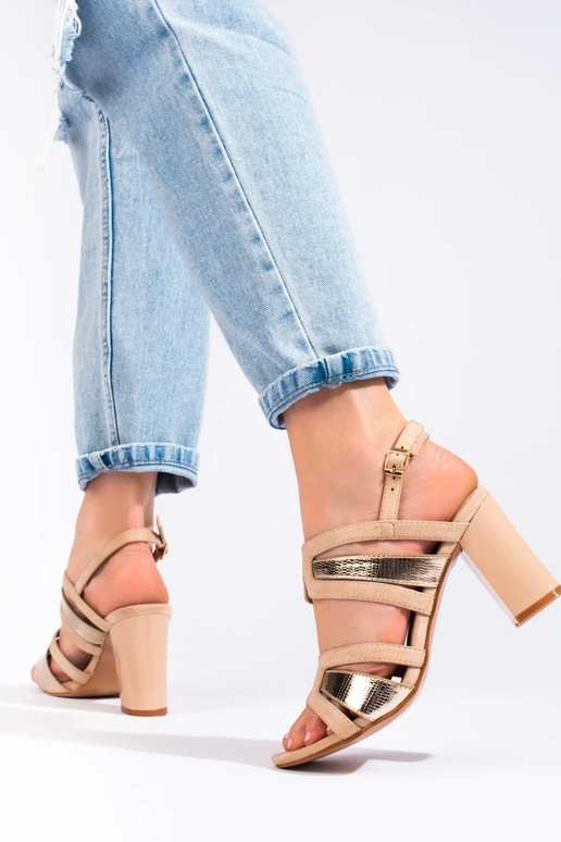 Sandalia con tacón color beige - Vineza