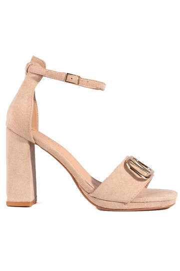 sandalias con tacón beige...