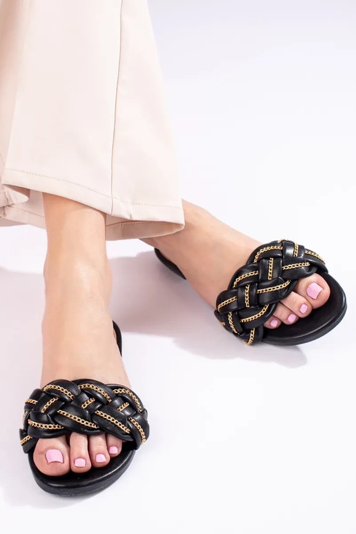 Pantuflas negras de estilo elegante...