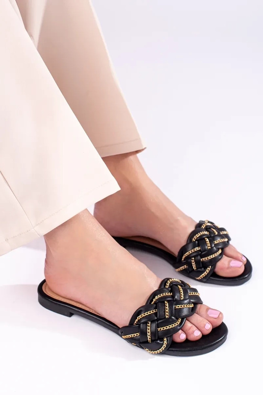 Pantuflas negras de estilo elegante...