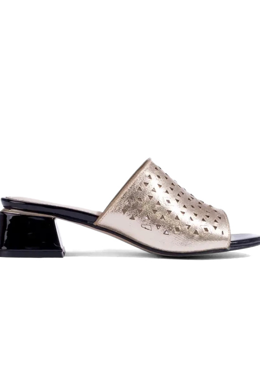 Zapatillas doradas con tacón bajo...