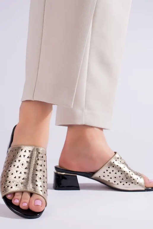 Zapatillas doradas con tacón bajo...