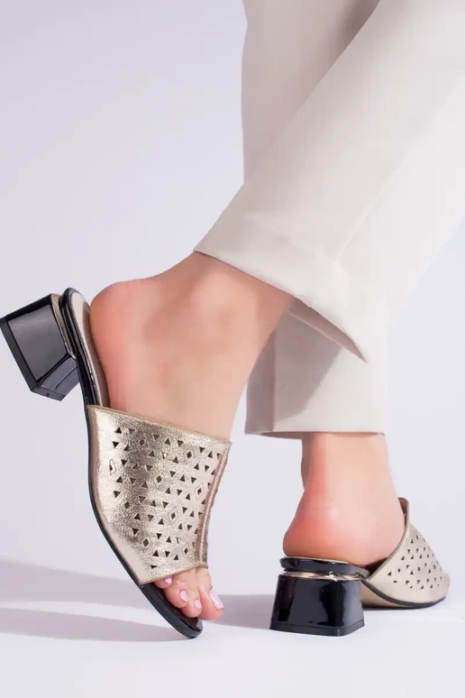 Zapatillas doradas con tacón bajo...