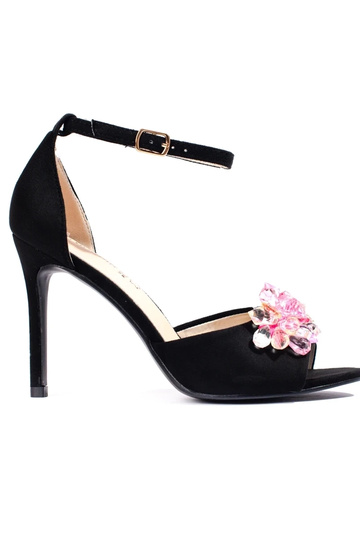 sandalias negras con tacón...