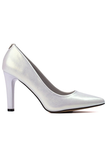 tacones altos plateados...