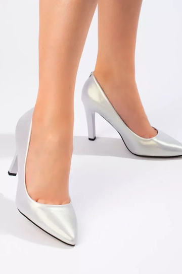 tacones altos plateados... 2