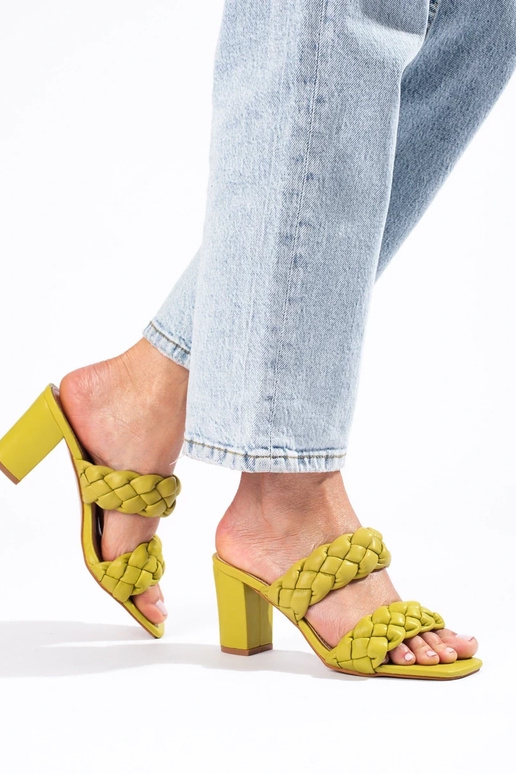 sandalias trenzadas verdes en el...