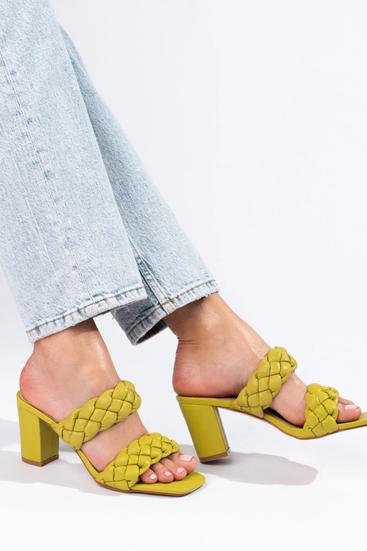 sandalias trenzadas verdes en el...