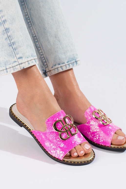 Pantuflas rosas con detalles dorados...