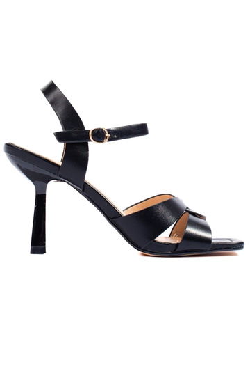 sandalias de tacón negras...