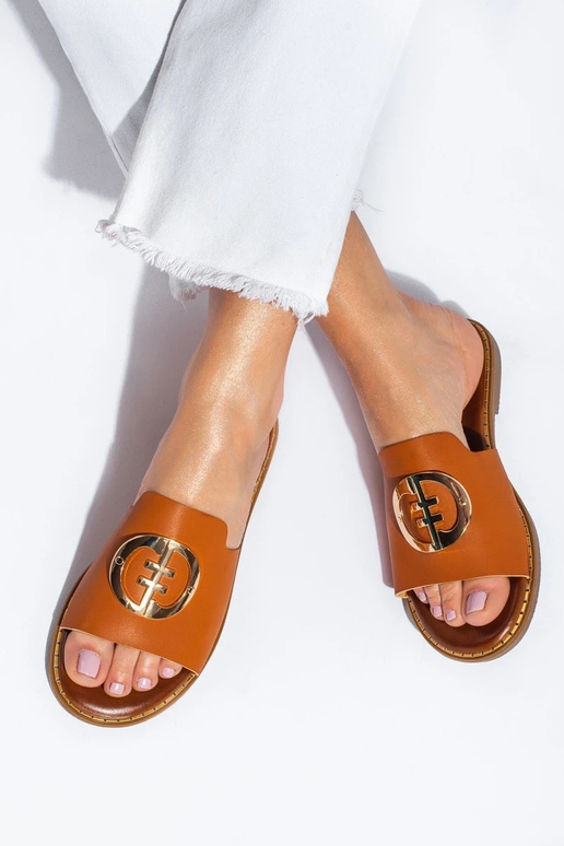 Zapatillas de mujer color marrón...