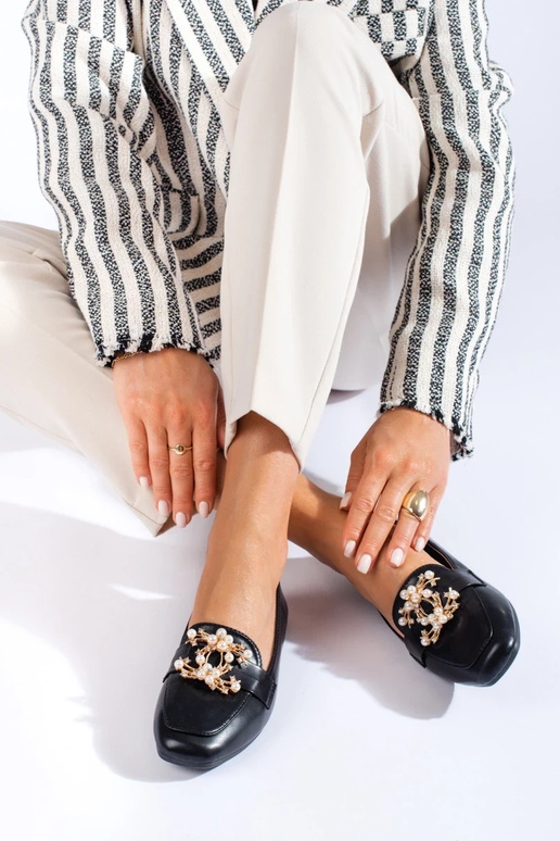 mocasines negros con detalles dorados... mocasines negros con detalles dorados...