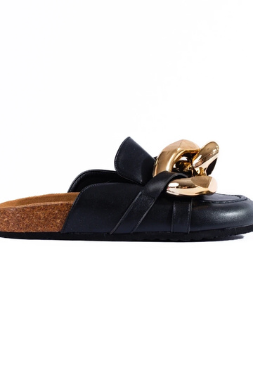 Pantuflas negras con cadena...