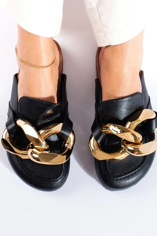 Pantuflas negras con cadena...