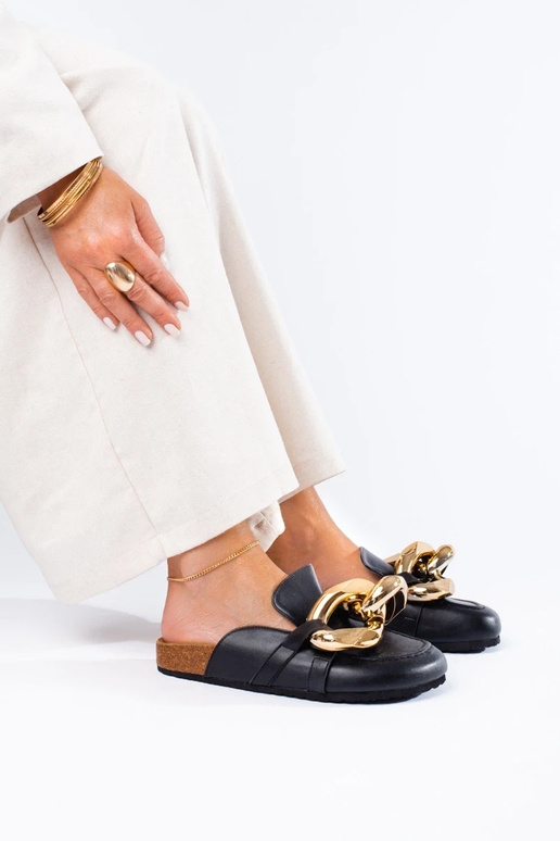 Pantuflas negras con cadena...