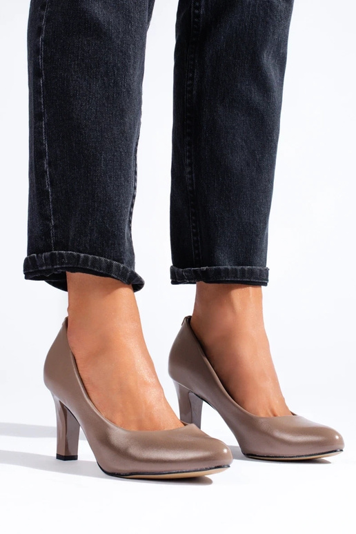 Modelo clásico de tacones altos beige...