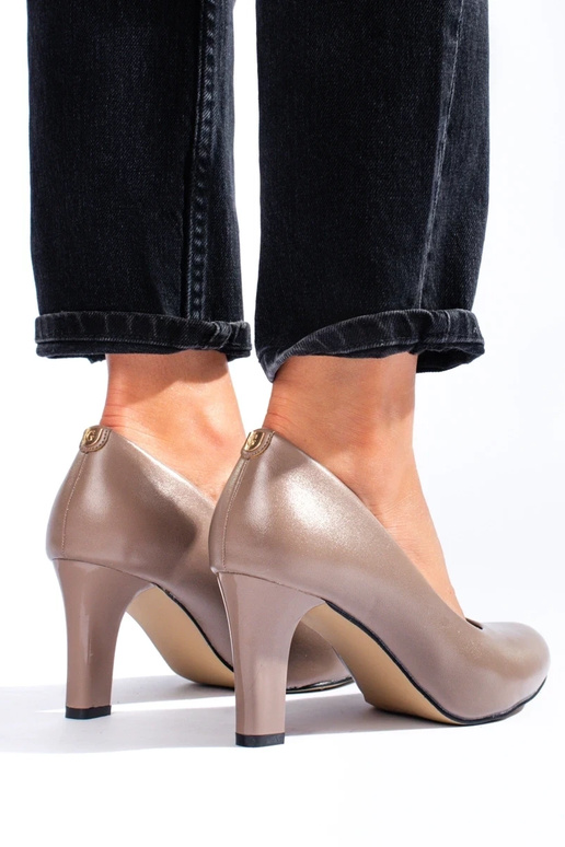 Modelo clásico de tacones altos beige...