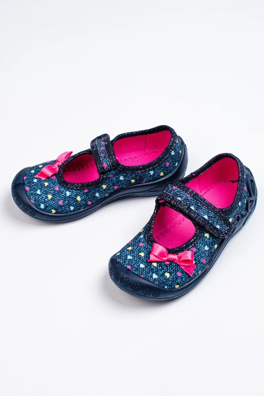 Zapatillas infantiles con corazones...