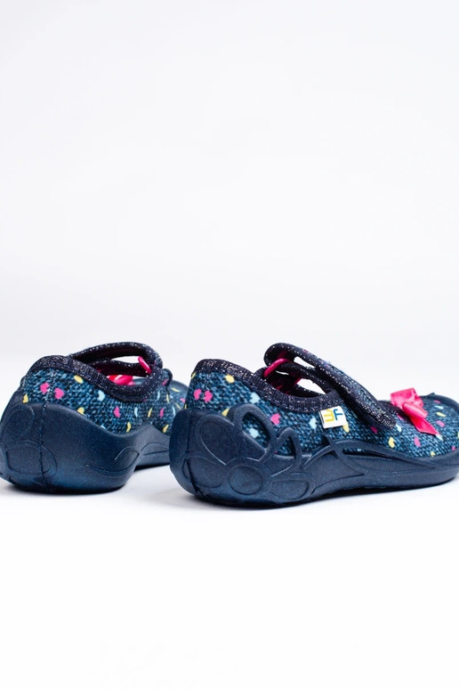 Zapatillas infantiles con corazones...