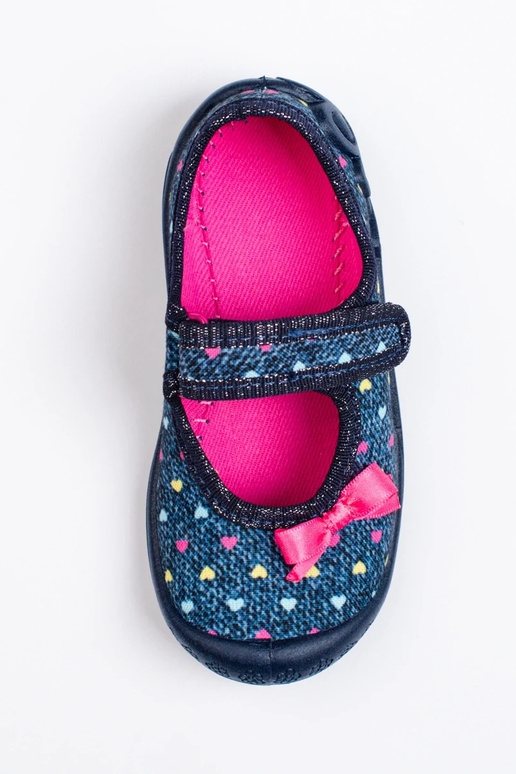 Zapatillas infantiles con corazones...