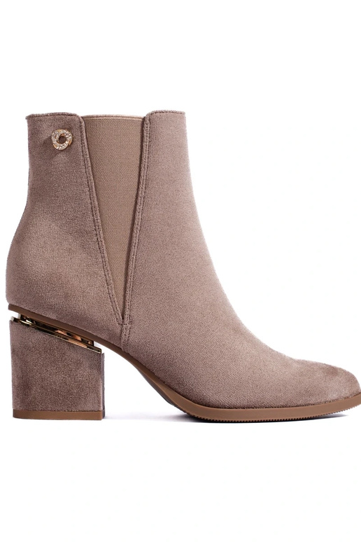 Zapatos de mujer de ante. Botas...