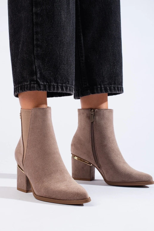 Zapatos de mujer de ante. Botas...