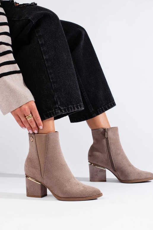 Zapatos de mujer de ante. Botas...