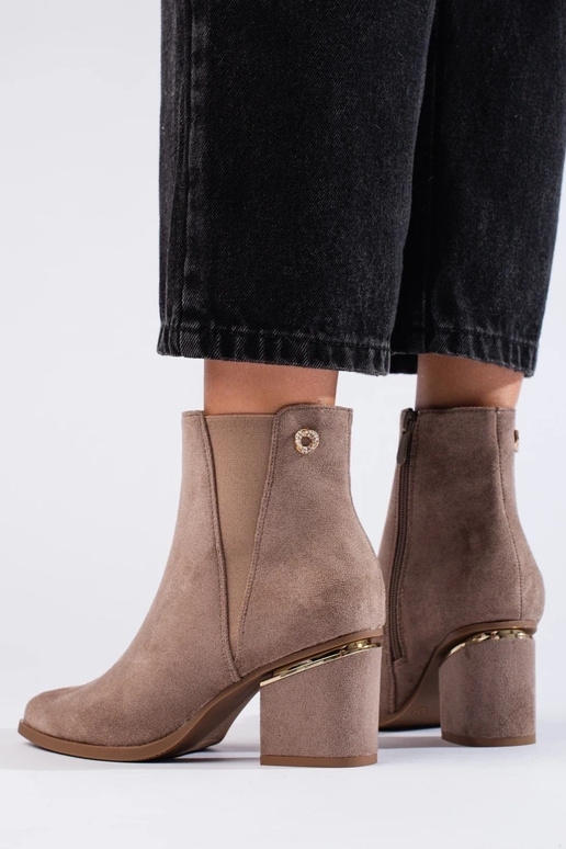 Zapatos de mujer de ante. Botas...