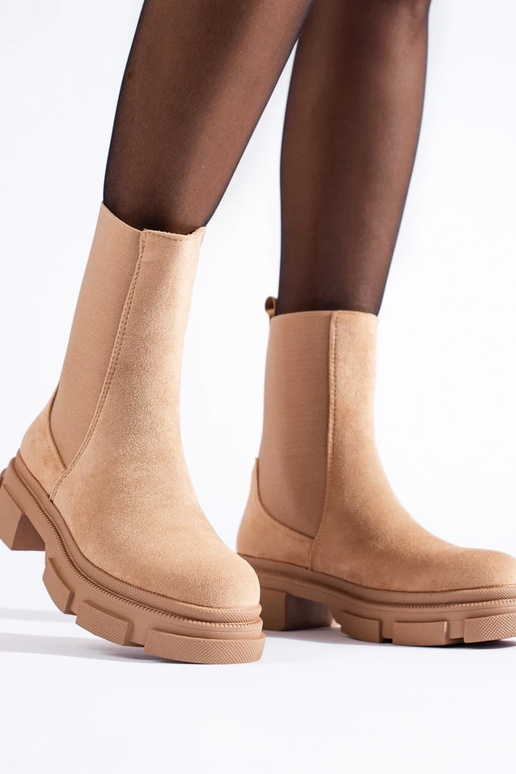 Botas Zapatos de mujer en ante beige. Botas Zapatos de mujer en ante beige.