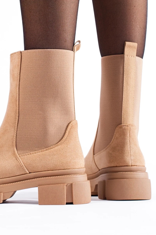 Botas Zapatos de mujer en ante beige. Botas Zapatos de mujer en ante beige.