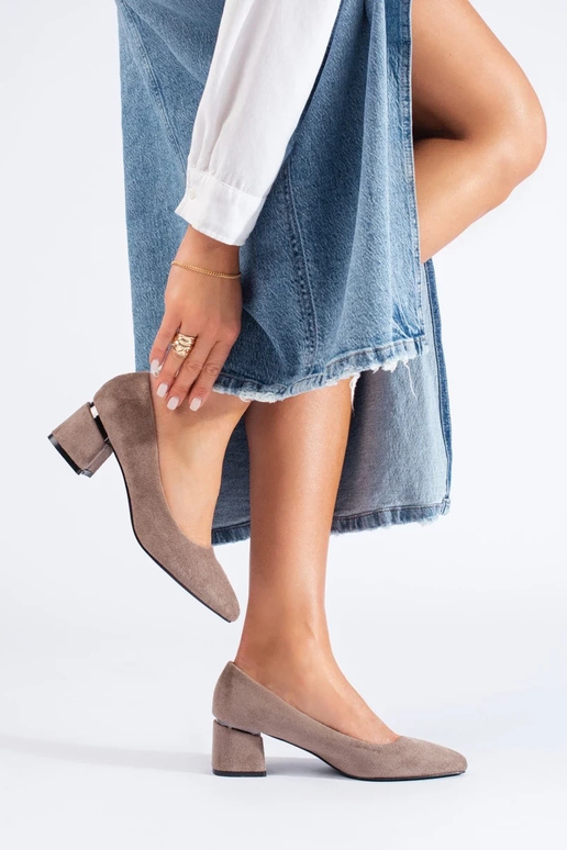 tacones de gamuza color beige con...