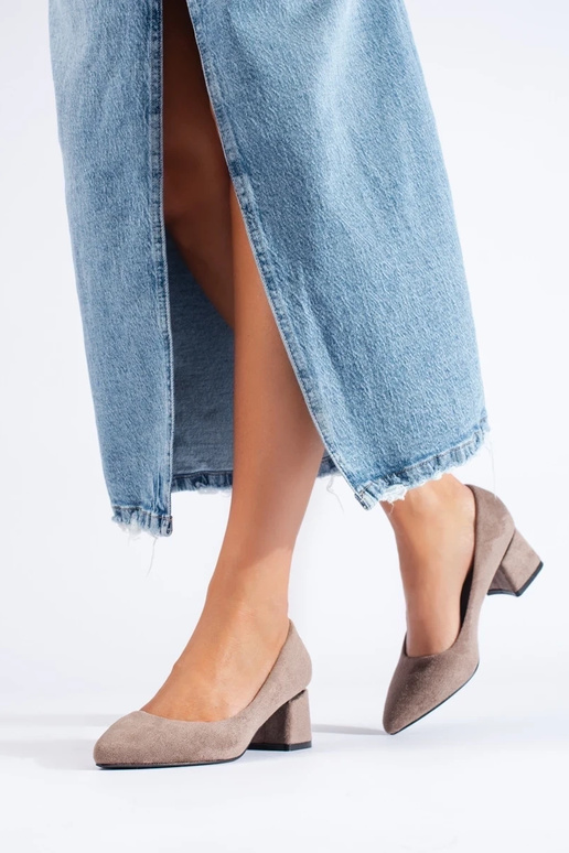 tacones de gamuza color beige con...