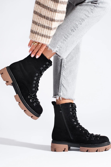 Botas negras con cordones... 2