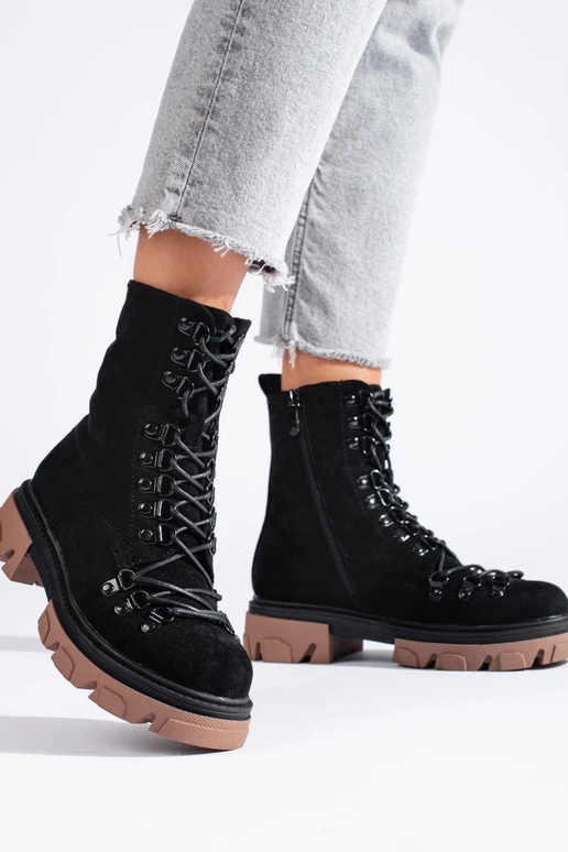 Botas negras con cordones de ante... Botas negras con cordones de ante...