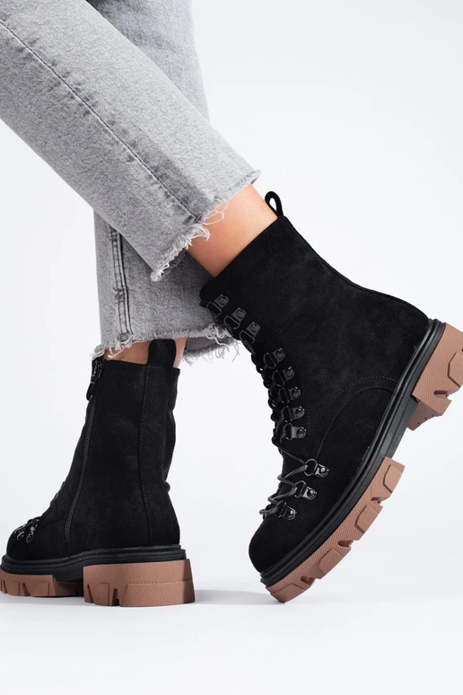 Botas negras con cordones de ante... Botas negras con cordones de ante...