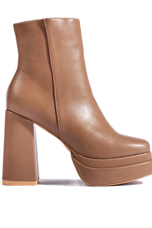 zapatos beige con tacones altos