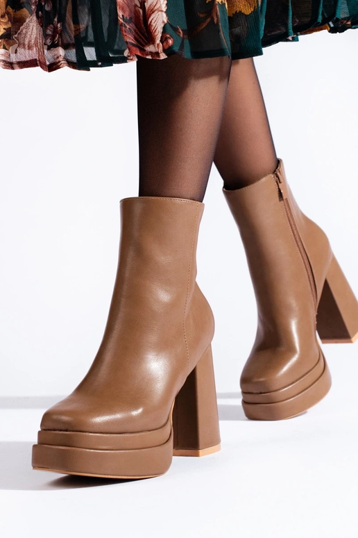 zapatos beige con tacones altos