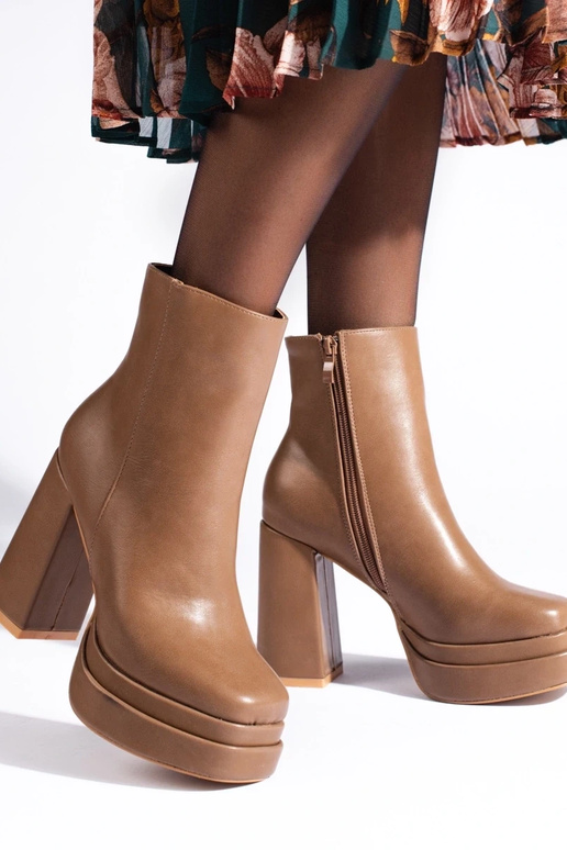 zapatos beige con tacones altos